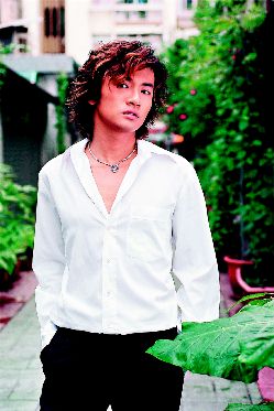 有朋的頭髮現在是捲滴呢

--
