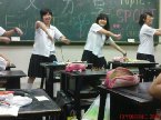 英語會話。
即使大家的程度還不夠，也可以藉此減少彼此對「開口」的恐懼。
星期五晚自習的活動算是成功，恭喜大家對於口開更進一步囉!