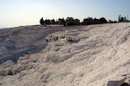 世界七大自然奇景之一的巴穆卡麗Pamukkale(棉堡)，土耳其語Pamuk是「棉花」之意，Kale是「城堡」故稱。