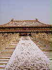 2010/2/7~2/13，與三口共赴北京。
很想，很想站在故宮前的廣場正中央，吹著大風雪，體驗清朝臣子站在殿前等候的感覺，只是，大殿依舊，風雪卻早已轉移，迎面的，是滿地的白雪與耀眼的陽光。