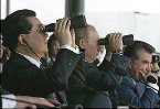 胡錦濤、普京兩人使用雙筒望遠鏡，塔吉克總統Emomali Rakhmon坐在右邊，於Chebarkul 測驗場，Friday, Aug. 17, 2007.(AP Photo/RIA-Novosti, Dmitry Astakhov, Presidential Press Service)