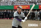 來源：新華社。圖說：中國總理溫家寶訪問京都立命館大學棒球隊。