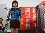 本名路平。台灣大學心理系畢業，美國愛荷華大學碩士。現任職香港光華文化新聞中心。著有《行道天涯》、《百齡箋》、《凝脂溫泉》、《紅塵五注》、《五印封緘》、《女人權利》、《愛情女人》、《非沙文主義》、《我凝視》、《巫婆?七味湯》等。
