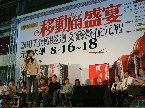 世新大學傳播管理系畢業，政治大學傳播學院新聞研究所。曾任華衛電視台專題記者、三立電視新聞部政治記者、三立新聞夜線主播、中天新聞台專任主播、中天新聞台政論節目「非常新聞」主持人、中天綜合台「中天書坊」節目主持人、中天綜合台「今晚哪裡有問題」主持人。現為自由媒體人、主持人。