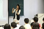 世新大學傳播管理系、政治大學傳播學院新聞研究所畢業。曾任記者、主播、節目主持人。出版《管他差幾歲愛了再說》《主播解碼》《妳是我微笑的答案》《孩子，我想說得是..》。現為公共電視「故宮奇航」節目主持人、年代much台「塵封歲月」節目主持人、學學文創志業講師、作家。