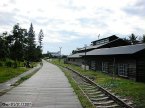 民國90年，台東舊車站在歷經80年風霜交棒給台東新站之後，經各方努力成為現今的「台東鐵道藝術村」並將一些損壞的部分加以整修改建，並加設自行車道，除了紀念台鐵光榮歷史之外、也是藝術家的駐集之地與附近居民的運動休閒公園。本圖為台東舊站旁的黑倉庫附近鐵路段。