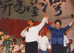 2000年總統大選，由百萬民眾連署推薦的獨立參選人宋楚瑜先生與陳萬水夫人出席晚會活動。