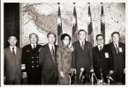 1980年3月9日至17日，新聞局長宋楚瑜先生（左一）隨同行政院長孫運璿伉儷訪問南非共和國。外貿局長汪彝定先生（右一）、交通部長林金生先生（右二）、孫運璿先生（中）、國防部長宋長志先生（左二）、政務委員李國鼎先生（左三）、孫運璿夫人（左四）。