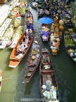 位於曼谷西南方，車程約一個半小時的 丹努沙度水上市場(Damnoen Saduak Floating Market)才是讓大家驚豔的水上風光。超過一百年的這個水上市場，被稱之為東方威尼斯,可看見最具生命力的泰國風景。數百艘小船，載滿色彩繽紛的生鮮蔬果、日常用品，穿梭在這條運河上。你可延著河岸兩旁的商家閒逛，也能付費坐在小船上，體會水上人家的生活