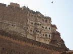 梅蘭加爾古堡（Meherangarh fort）。「梅蘭加爾」的意思是雄偉：梅蘭加爾古堡位於久德普爾舊城區，於1459年由拉‧祖德哈（Rao Jodha）王公興建。屹立於大約125米高的巨崖之上，其建築採用堅硬的黃色砂岩，週遭環境有護城牆，有不同的王公於不同時期建造的七道城門，古堡內有一部份闢為博物館，裡面展示許多古印度的槍砲、旗幟、及壁畫等文物歷史。 
