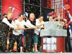 國民黨昨天舉辦黨慶活動，吳敦義（左起）、蕭萬長、吳伯雄、馬英九、王金平一起推石磨，象徵磨出金粉為台灣拚拼經濟、顧生活的決心。
記者黃宣翰／攝影