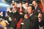 馬蕭醫藥衛生後援會昨天舉行成立大會，國民黨總統參選人馬英九（右）與現場醫界人士合唱「明年會更好」與「快樂的出帆」。
記者胡經周／攝影