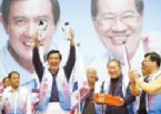 打造運動島 ▲國民黨總統參選人馬英九昨日發表「體育白皮書」，強調執政後廣設70處國民運動中心，發展台灣為運動島。2015年申辦世界大學運動會、2017年東亞運動會，並朝申辦2024年奧運邁進。圖為體壇大老張豐緒贈送球鞋給馬英九祝能順利「跑」入總統府。（圖：陳怡誠）