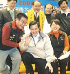 國民黨總統參選人馬英九昨天參加國公營事業單位勞工馬蕭後援會成立大會，大合照時馬英九堅持要蹲下來與勞工一起拍照。
記者陳易辰／攝影