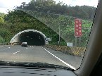 過七堵收費站，不久就要進入圖示的基隆隧道，因為出隧道馬上要下基金交流道，進入隧道前請靠右前進！