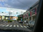 基金二路直走，至基金三路與北路濱海公路(2號省道)交叉路口時，請靠左往萬里市區指標前進。圖示為交叉路口，右邊有整排金店面新蓋樓房，左邊往後幾間就是海龍珠餐廳。