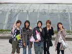 跟日本女生合照　