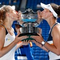 2022 澳網女雙冠軍 右 Krejcikova    及 Siniakova  .jpg