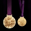 2012 倫敦奧運金牌 圖右是 正面, 圖左為背面, 總重製作 四千七百面(三種合計),本屆奧運將頒發 302項 金牌 