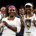 2012.7.7 溫網女雙冠軍 左 Serena Williamsl  及 右 Venus