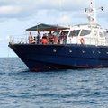 漁政船“MCS3001”去年4月份曾經參與黃岩島對峙，圖為該船停泊在黃岩島潟湖內。該船隻有100多噸，船身破舊，見我漁政310的小艇開來，船上的幾名船員全都跑到前甲板張望
