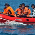 就在漁政船的小艇進入澙湖時，遇到菲方小艇正圍繞在我漁船邊不停拍攝，小艇上坐著10名菲律賓男子，個個身穿橘黃色緊身衣。