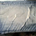 一條喜愛的褲子，穿到快要爛了，薄透了該如何是好?
就送來自然風服裝修改工作室來修補。