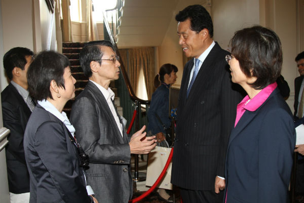 中國劉曉明大使(左) 與 日本林景一大使