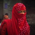 0828 印度 浦那 / Pune, India 街頭：透露出落寞沈思的紅衣女郎