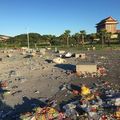 2017年9月12日電音趴結束後，地上滿是垃圾。（圖／翻攝自PTT）「Road to Ultra Taiwan 2017」10日在台北大佳河濱公園舉辦電音趴，不過活動結束後，地上滿是垃圾。天呀！