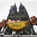 德國性侵受害者在科隆大教堂前放的大花車抗議教會11年來不處理性侵事件