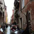 搭貢多拉船遊威尼斯，位義大利北部臨威尼斯灣，實際分佈在118座小島上，靠160條左右四通八達的運河與四百座橋連結交通的水都。