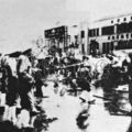 軍警用高壓水柱沖散遊行示威的隊伍。1947年5月20日，京、滬、蘇、杭等地大學及專科學生舉行“反饑餓、反內戰、反迫害”示威遊行。 