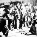 1931年，由大劇作家陳鯉庭執筆寫成抗戰街頭劇
圖為1932年海鷗劇社 李雲鶴（江青）崔嵬 俞啟威 演出話劇《放下你的鞭子》劇照
