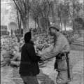 1948年12月，北平，國軍徵召的新兵，母親在叮囑兒子