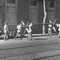 1945年11月，上海。市政府要求士兵撤除日占時期設立的鐵絲網和路障，以保障市民示威遊行的權利。