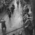 1948年11月，蚌埠，一國軍騎兵部隊在淒風冷雨中向南孤獨行進。