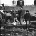 1949年3月，南下逃難者擠在一火車頭上。