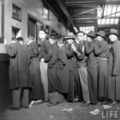 1948年11月，上海。國難當頭，大批上海人在火車站排隊購買車票準備逃離上海。