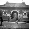 1947年初，南京，抗議美軍暴行的金陵大學主大門，大門兩側的標語：我們罷課！我們遊行！嚴懲兇手、保障人權