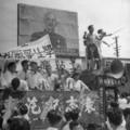 1946年7月10日，上海。反對內戰的學生與市民在上海北站廣場舉行示威遊行，組織者使用高音喇叭。