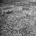 1946年7月10日，上海。反對內戰的學生與市民在上海北站廣場舉行示威遊行。