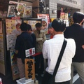 2013東京 - 吃拉麵要排隊,平均一碗1000日幣,湯頭很濃很好吃唷~