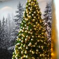 三層樓高的聖誕樹，大辣辣聖誕紅，喜滋滋也喜洋洋，漂亮。
還有一顆不一樣的，雪景搭配，美呀美！