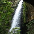松瀧瀑布的奇特在於瀑布本身為三階式地貌且水勢驚人，瀑布底下有一寬68公尺、深25公尺、高30公尺的巖洞，瀑水飛瀉氣勢奪人！