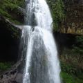 松瀧瀑布的奇特在於瀑布本身為三階式地貌且水勢驚人，瀑布底下有一寬68公尺、深25公尺、高30公尺的巖洞，瀑水飛瀉氣勢奪人！