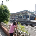 在車站外看彩繪火車