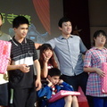 怡妏(左三)，她不是上台領獎，而是協助行動不便的同學上台