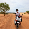 第一次，在國外，在荒蕪的道路上騎電單車。第一次，看見澎湃及白皙的沙丘，一個人徘徊沙丘，然後自拍。