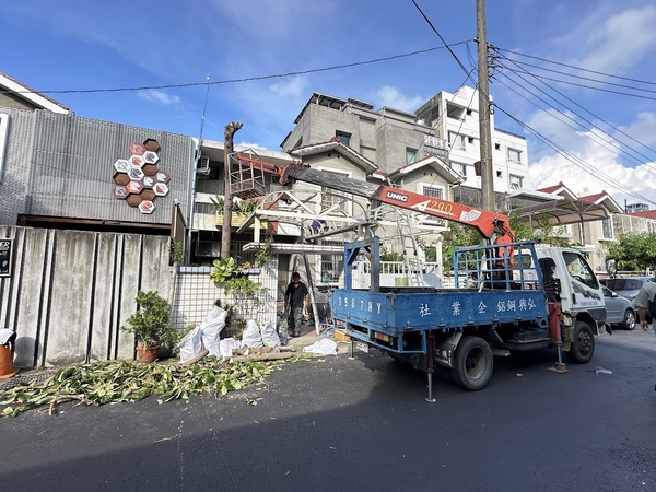 台中-弘興鋼鋁企業社-採光罩更新採光罩換板採光罩換新板PC採光板換新採光板更新翻修-精誠路現場照片